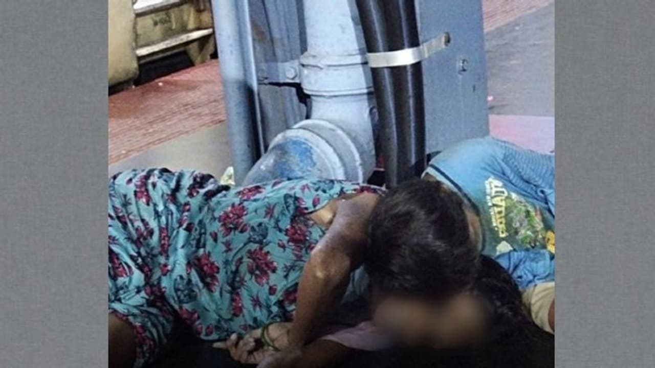 അമ്മ മരിച്ചതറിയാതെ ദേഹത്ത് കിടന്നുറങ്ങി മൂന്നുവയസുകാരൻ; നൊമ്പരമായി കാഴ്ച