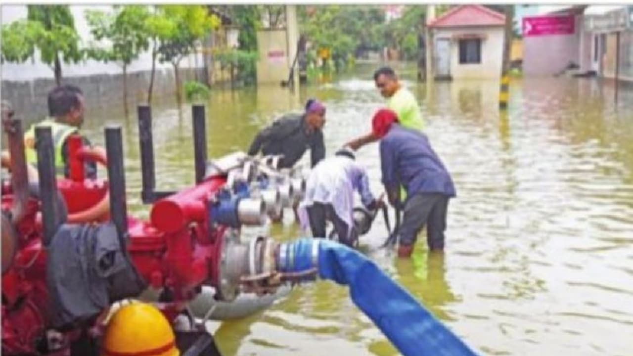 ಪುಷ್ಯ ರೌದ್ರಾವತಾರ: ಬೆಂಗಳೂರಿನ ಈ ಲೇಔಟ್‌ಗೆ ತೆರಳಲು ಟ್ರಾಕ್ಟರೇ ಗತಿ