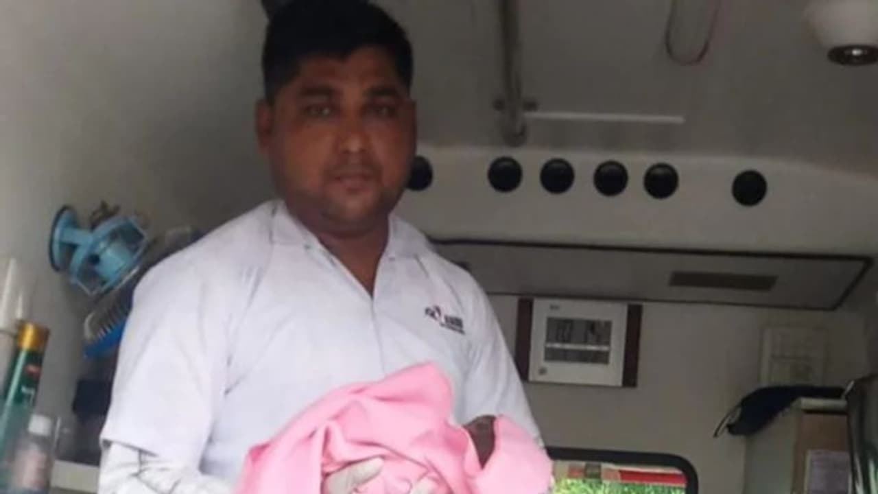 മണ്ണിനടിയിൽ നിന്ന് കരച്ചിൽ, ഓടിയെത്തിയ കർഷകൻ കണ്ടത് ജീവനോടെ കുഴിച്ചുമൂടിയ പിഞ്ചുകുഞ്ഞിനെ