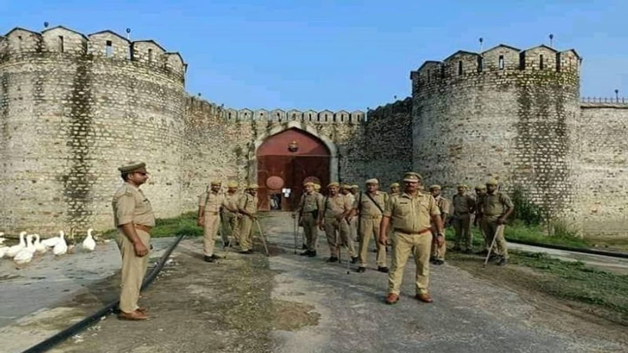 तीसरे दिन भी नजरबंद राजा भैया के पिता उदय प्रताप, मोहर्रम से पहले प्रशासन ने लिया एक और बड़ा निर्णय तीसरे दिन भी नजरबंद राजा भैया के पिता उदय प्रताप, मोहर्रम से पहले प्रशासन ने लिया एक और बड़ा निर्णय