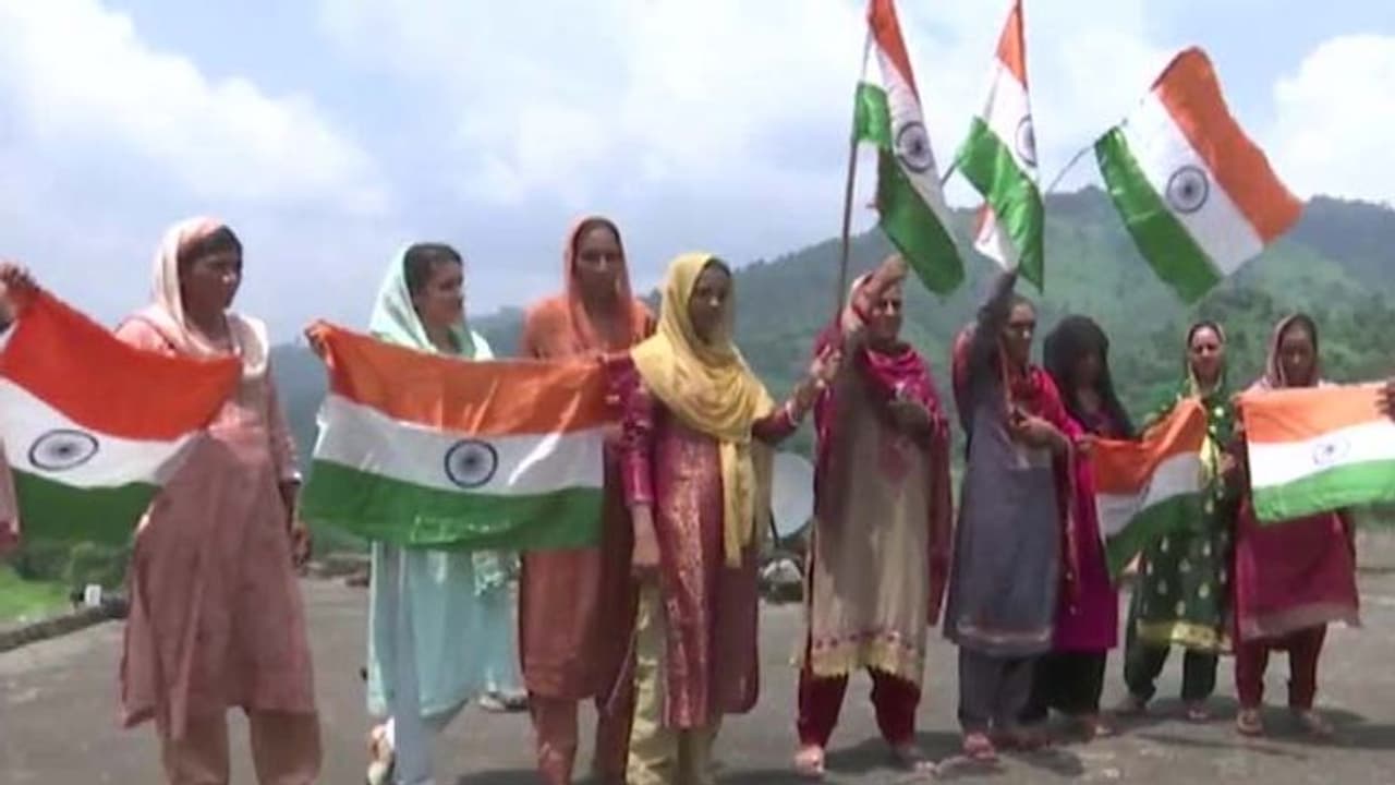 हर घर तिरंगा: डिमांड पूरी करने मीलों पैदल पहाड़ों पर चढ़कर सेंटर तक पहुंच रहीं महिलाएं