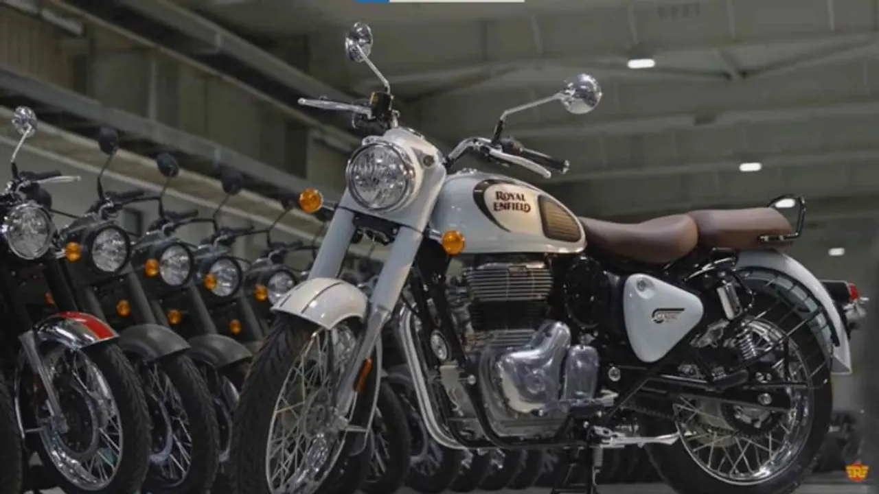 ഫട് ഫട് ശബ്ദം മുഴങ്ങിത്തുടങ്ങി, വേട്ടക്കാരന് പിന്നാലെ കാടിളക്കാൻ രണ്ട് ബുള്ളറ്റ് രാജകുമാരന്മാരും! ഫട് ഫട് ശബ്ദം മുഴങ്ങിത്തുടങ്ങി, വേട്ടക്കാരന് പിന്നാലെ കാടിളക്കാൻ രണ്ട് ബുള്ളറ്റ് രാജകുമാരന്മാരും!