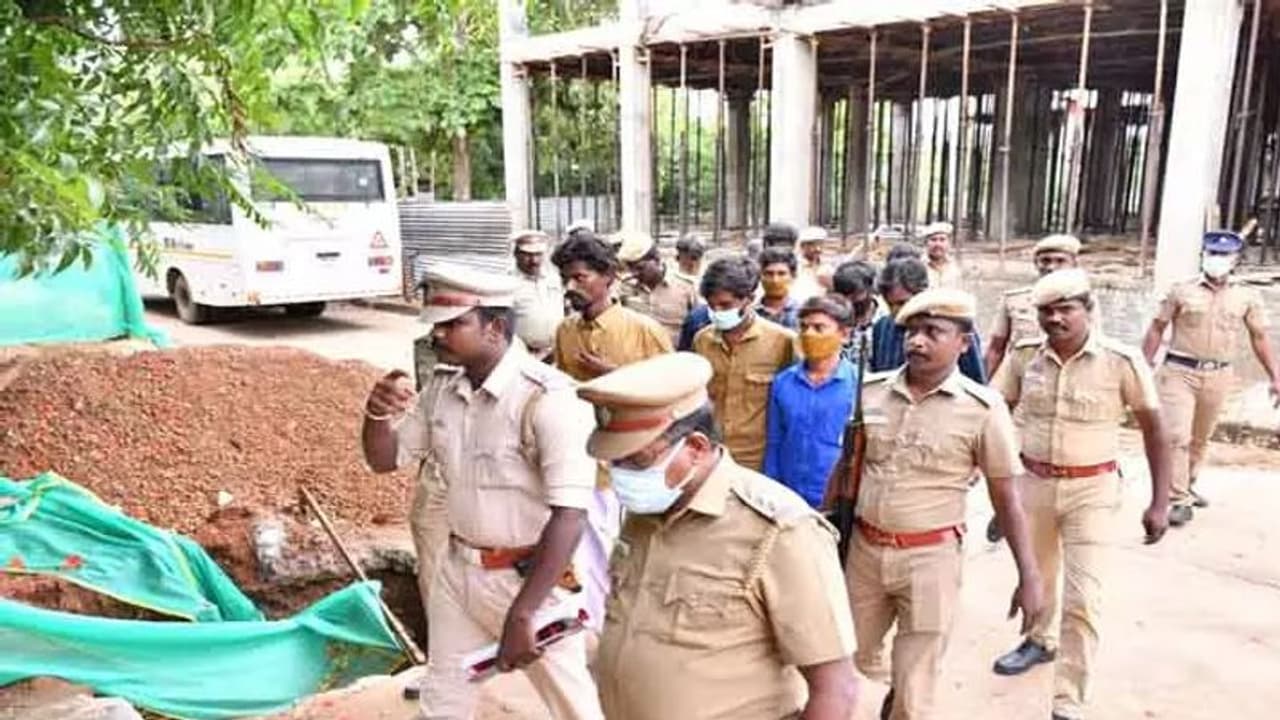 கச்சநத்தம் 3 பேர் கொலை வழக்கு.. 27 பேர் குற்றவாளிகள்.. தண்டனை விவரம் வெளியானது..! கச்சநத்தம் 3 பேர் கொலை வழக்கு.. 27 பேர் குற்றவாளிகள்.. தண்டனை விவரம் வெளியானது..!