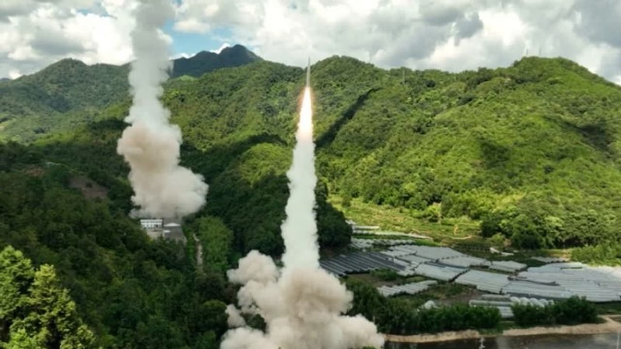 जापान के विशेष आर्थिक क्षेत्र में गिरी ड्रैगन की 5 मिसाइलें, पीएम किशिदा बोले चीन तत्काल बंद करे सैन्य अभ्यास