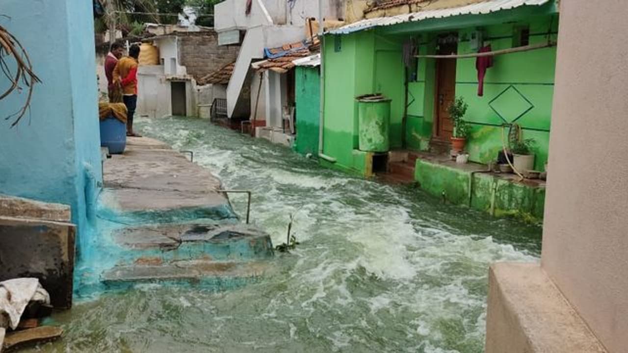ಮಳೆ ಅವಾಂತರ, ರಾತ್ರಿಯಿಡಿ ಪರದಾಡಿದ ನಿವಾಸಿಗಳು