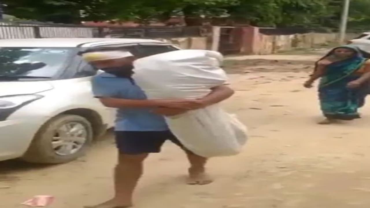 प्रयागराज में कंधे पर शव ले जाने वाले पिता को थानाध्यक्ष ने बताया नौटंकी, ऑडियो वायरल होने पर SSP का एक्शन प्रयागराज में कंधे पर शव ले जाने वाले पिता को थानाध्यक्ष ने बताया नौटंकी, ऑडियो वायरल होने पर SSP का एक्शन