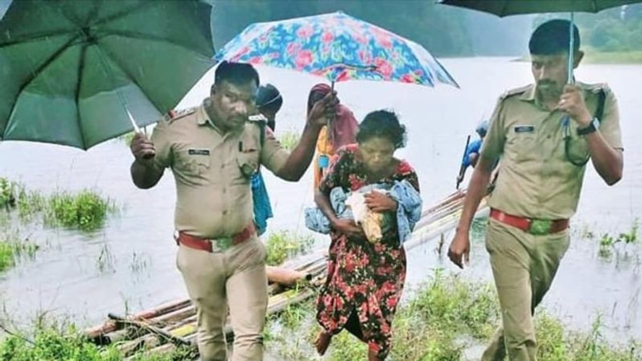 കനത്ത മഴയിൽ കാടിനകത്ത് ഒറ്റപ്പെട്ട ഗർഭിണികളെ രക്ഷിച്ചു, ആരോഗ്യ വകുപ്പ് ഉദ്യോഗസ്ഥരെ അഭിനന്ദിച്ച് മന്ത്രി