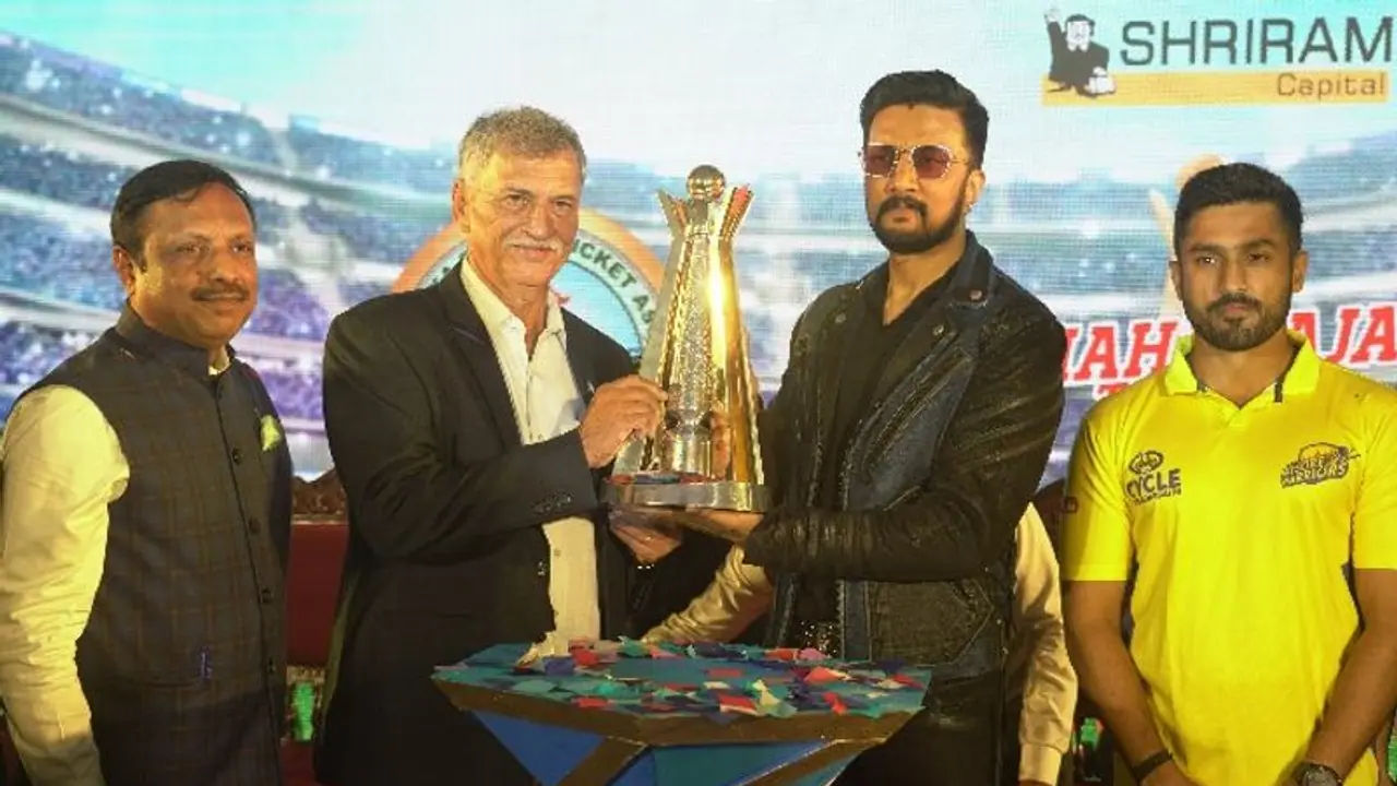 ಮಹಾರಾಜ ಟಿ20 ಟ್ರೋಫಿ ಅನಾವರಣ ಮಾಡಿದ ಕಿಚ್ಚ ಸುದೀಪ್ ಮಹಾರಾಜ ಟಿ20 ಟ್ರೋಫಿ ಅನಾವರಣ ಮಾಡಿದ ಕಿಚ್ಚ ಸುದೀಪ್