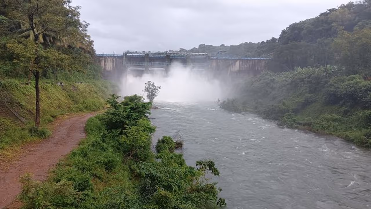 పూర్తిస్థాయి నీటిమట్టంతో ముళ్లపెరియార్ డ్యామ్.. వరద హెచ్చరికలు జారీ చేసిన కేరళ సర్కారు పూర్తిస్థాయి నీటిమట్టంతో ముళ్లపెరియార్ డ్యామ్.. వరద హెచ్చరికలు జారీ చేసిన కేరళ సర్కారు