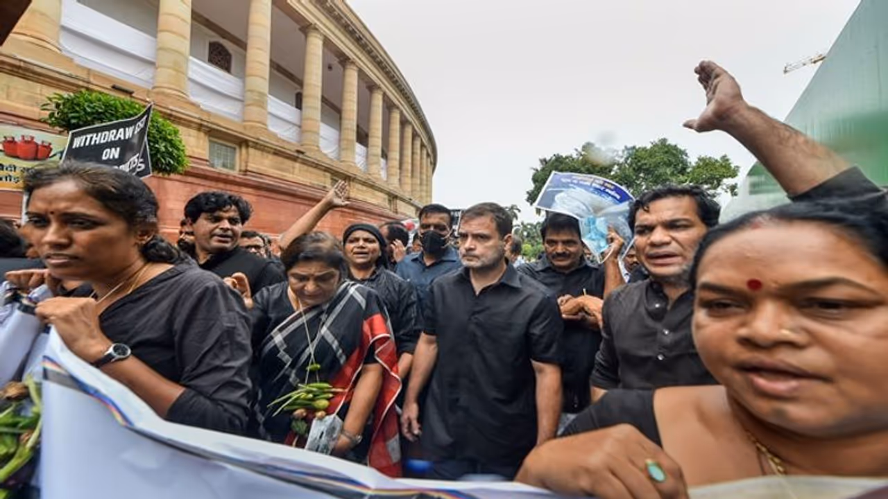 রাষ্ট্রপতি ভবনের পথে রাহুল গান্ধীকে আটক করল দিল্লি পুলিশ, ধুন্ধুমারকাণ্ড রাজধানীতে রাষ্ট্রপতি ভবনের পথে রাহুল গান্ধীকে আটক করল দিল্লি পুলিশ, ধুন্ধুমারকাণ্ড রাজধানীতে