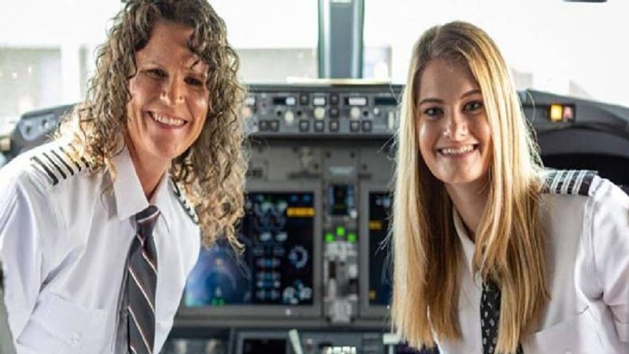 ഒരുമിച്ച് വിമാനം പറത്തി അമ്മയും മകളും, ഈ വിമാനത്തിന്റെ ചരിത്രത്തിൽ ആദ്യം