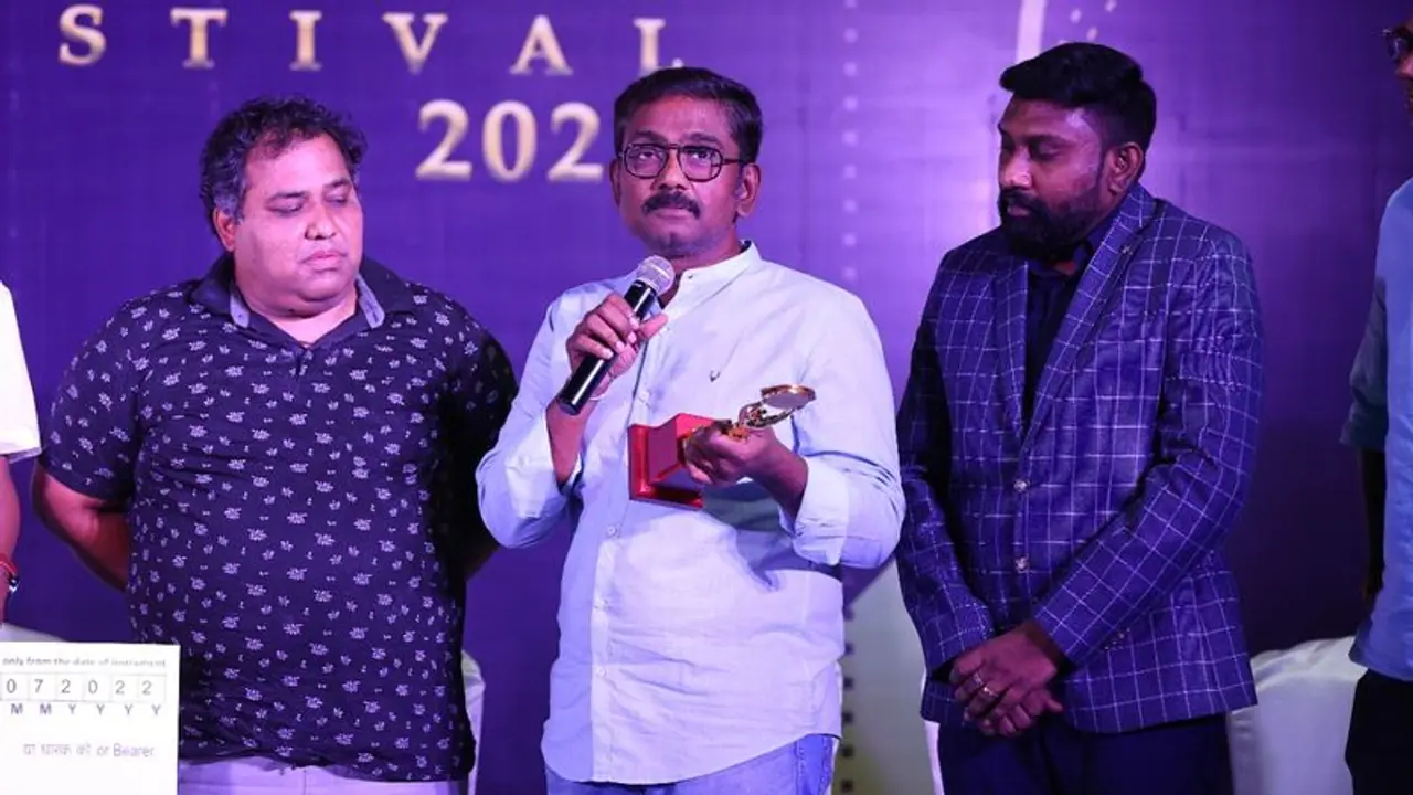 கதாசிரியர் என்கிற இனமே தமிழ் சினிமாவில் அழிந்துவிட்டது, விருது வழங்கும் விழாவில் வசந்தபாலன் வேதனை! கதாசிரியர் என்கிற இனமே தமிழ் சினிமாவில் அழிந்துவிட்டது, விருது வழங்கும் விழாவில் வசந்தபாலன் வேதனை!