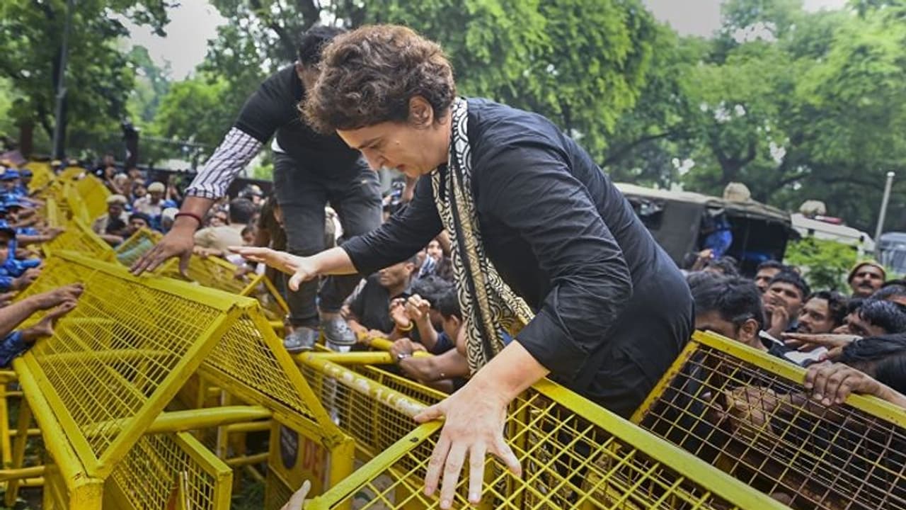 Priyanka Gandhi: " దేశ ఆస్తులను ప్రధాని తన స్నేహితులకు అమ్మేస్తున్నారు" Priyanka Gandhi: " దేశ ఆస్తులను ప్రధాని తన స్నేహితులకు అమ్మేస్తున్నారు"