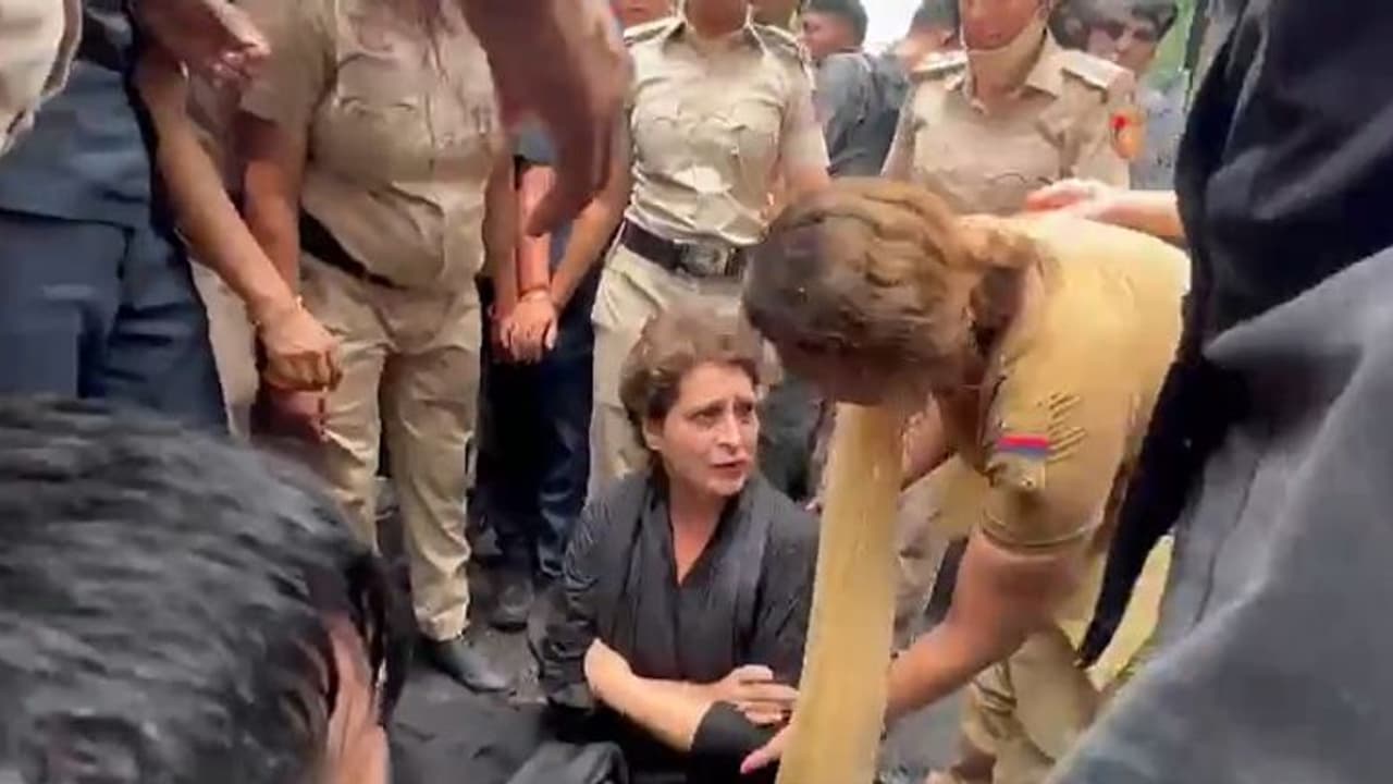 प्रियंका गांधी को पुलिस ने घसीटा, कांग्रेस पूछी क्या महंगाई के खिलाफ बोलना अब अपराध हो गया है?