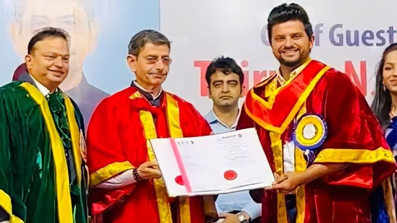 రైనా ఇకపై డాక్టర్ సురేష్ రైనా... ‘మిస్టర్ ఐపీఎల్’ని గౌరవ డాక్టరేట్తో సత్కరించిన వేల్స్ ఇన్స్టిట్యూట్... రైనా ఇకపై డాక్టర్ సురేష్ రైనా... ‘మిస్టర్ ఐపీఎల్’ని గౌరవ డాక్టరేట్తో సత్కరించిన వేల్స్ ఇన్స్టిట్యూట్...