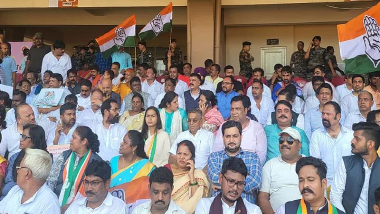 महंगाई और बेरोजगारी को लेकर झारखंड में हुआ, कांग्रेस का विरोध प्रदर्शन, प्रदेश अध्यक्ष सहित कई नेता हुए अरेस्ट महंगाई और बेरोजगारी को लेकर झारखंड में हुआ, कांग्रेस का विरोध प्रदर्शन, प्रदेश अध्यक्ष सहित कई नेता हुए अरेस्ट