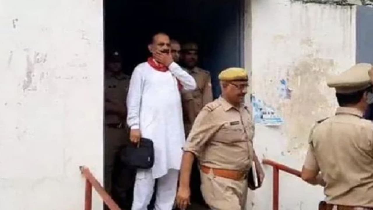 पूर्व बाहुबली विधायक विजय मिश्रा ने कहा एडीजी ने फंसाने के लिए रखवाई AK 47, परिवार को खत्म करने का है प्लान पूर्व बाहुबली विधायक विजय मिश्रा ने कहा एडीजी ने फंसाने के लिए रखवाई AK 47, परिवार को खत्म करने का है प्लान