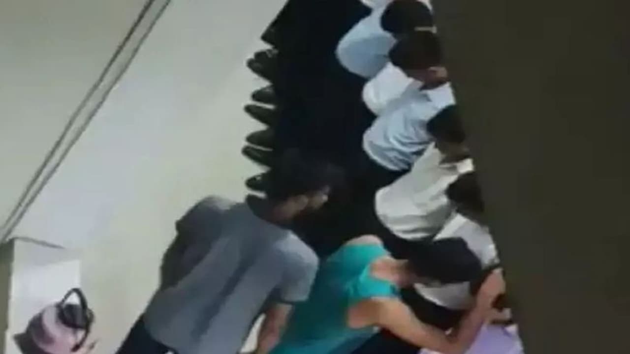 रैगिंग प्रूव हुई तो क्या हो सकती है सजा, रतलाम में सीनियर ने जूनियर छात्रों को लाइन में खड़ा कर मारा था थप्पड़ रैगिंग प्रूव हुई तो क्या हो सकती है सजा, रतलाम में सीनियर ने जूनियर छात्रों को लाइन में खड़ा कर मारा था थप्पड़