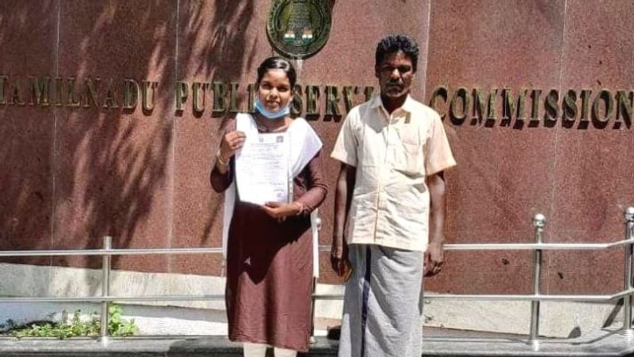 அடிப்படை வசதி கூட இல்லை..படிப்பை கைவிடாத மாணவி டீக்கடைக்காரர் மகள் டிஎஸ்பி ஆன கதை ! அடிப்படை வசதி கூட இல்லை..படிப்பை கைவிடாத மாணவி டீக்கடைக்காரர் மகள் டிஎஸ்பி ஆன கதை !