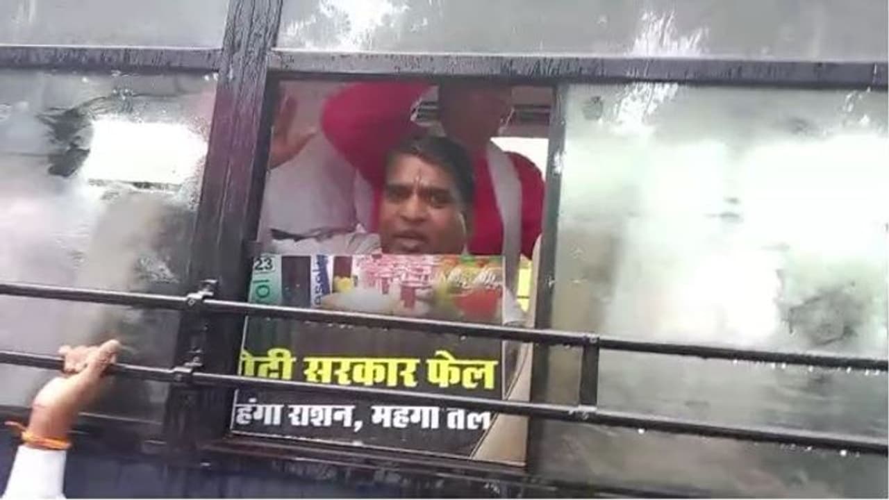 कांग्रेस का ऐसा प्रदर्शन ना देखा ना सुना,महंगाई और बेरोजगारी का यह विरोध राजस्थान में नाटक से कम ना लगा कांग्रेस का ऐसा प्रदर्शन ना देखा ना सुना,महंगाई और बेरोजगारी का यह विरोध राजस्थान में नाटक से कम ना लगा