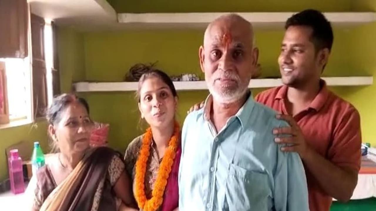 बिहार में आलू प्याज बेचने वाले की बेटी बनी अफसर, तीसरे अटेम्प्ट में पास की BPSC की परीक्षा बिहार में आलू प्याज बेचने वाले की बेटी बनी अफसर, तीसरे अटेम्प्ट में पास की BPSC की परीक्षा