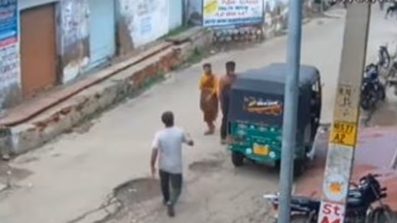 ಹಿಂದೂ ಯುವಕನೊಂದಿಗೆ ಮದುವೆ: ಆಟೋ ಹತ್ತಿಸಿ ಗರ್ಭಿಣಿ ಮಗಳ ಕೊಲ್ಲಲೆತ್ನಿಸಿದ ತಂದೆ ಹಿಂದೂ ಯುವಕನೊಂದಿಗೆ ಮದುವೆ: ಆಟೋ ಹತ್ತಿಸಿ ಗರ್ಭಿಣಿ ಮಗಳ ಕೊಲ್ಲಲೆತ್ನಿಸಿದ ತಂದೆ