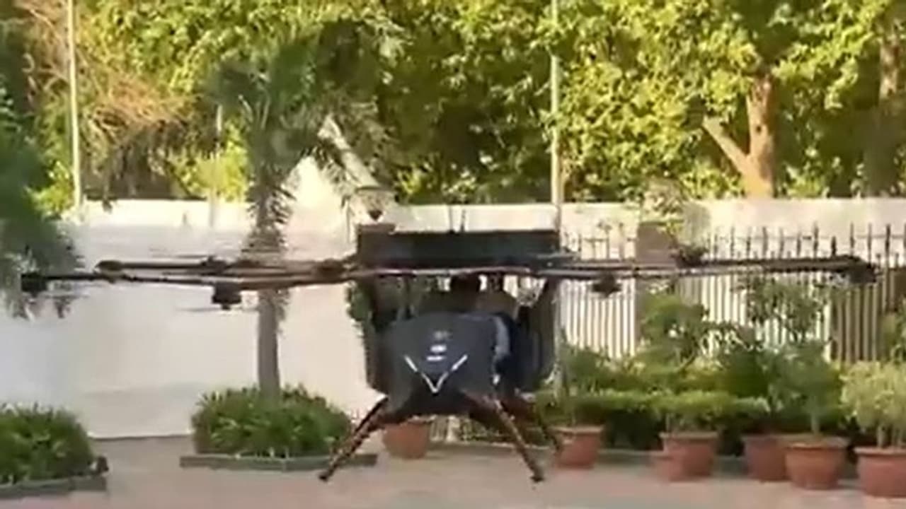 Indian Navy के लिए बना भारत का पहला पैसेंजर ड्रोन, 130 kg वजन लेकर भर सकता है उड़ान Indian Navy के लिए बना भारत का पहला पैसेंजर ड्रोन, 130 kg वजन लेकर भर सकता है उड़ान