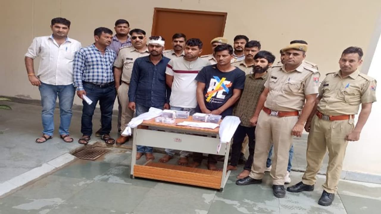 गैंगस्टर ने इंस्पेक्टर की कनपटी पर लगा दी रिवाल्वर, कहा अब तुम्हारा खेल खत्म, उसके बाद देखें बीच सड़क क्या हुआ गैंगस्टर ने इंस्पेक्टर की कनपटी पर लगा दी रिवाल्वर, कहा अब तुम्हारा खेल खत्म, उसके बाद देखें बीच सड़क क्या हुआ