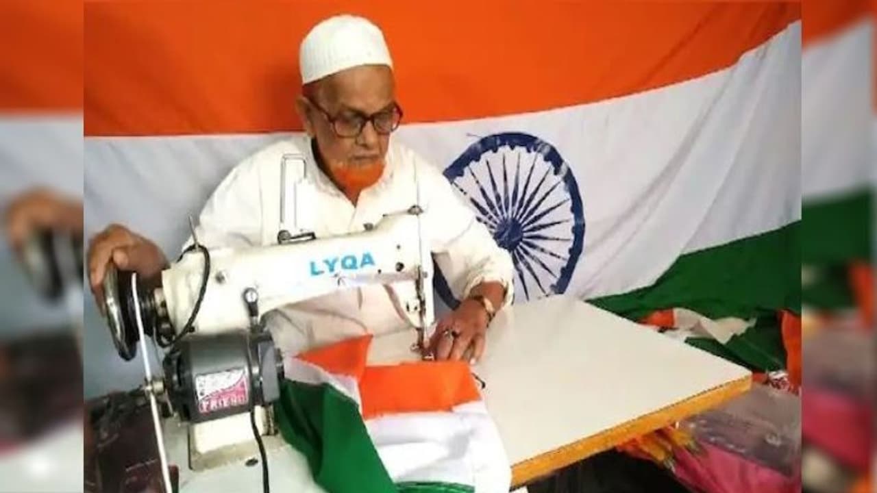 অমৃত মহোৎসবের অন্যতম মহারথী,৮৩ বছর বয়সী আব্দুল চাচা একাই ৩০ লাখ পতাকা তৈরি করেছেন
