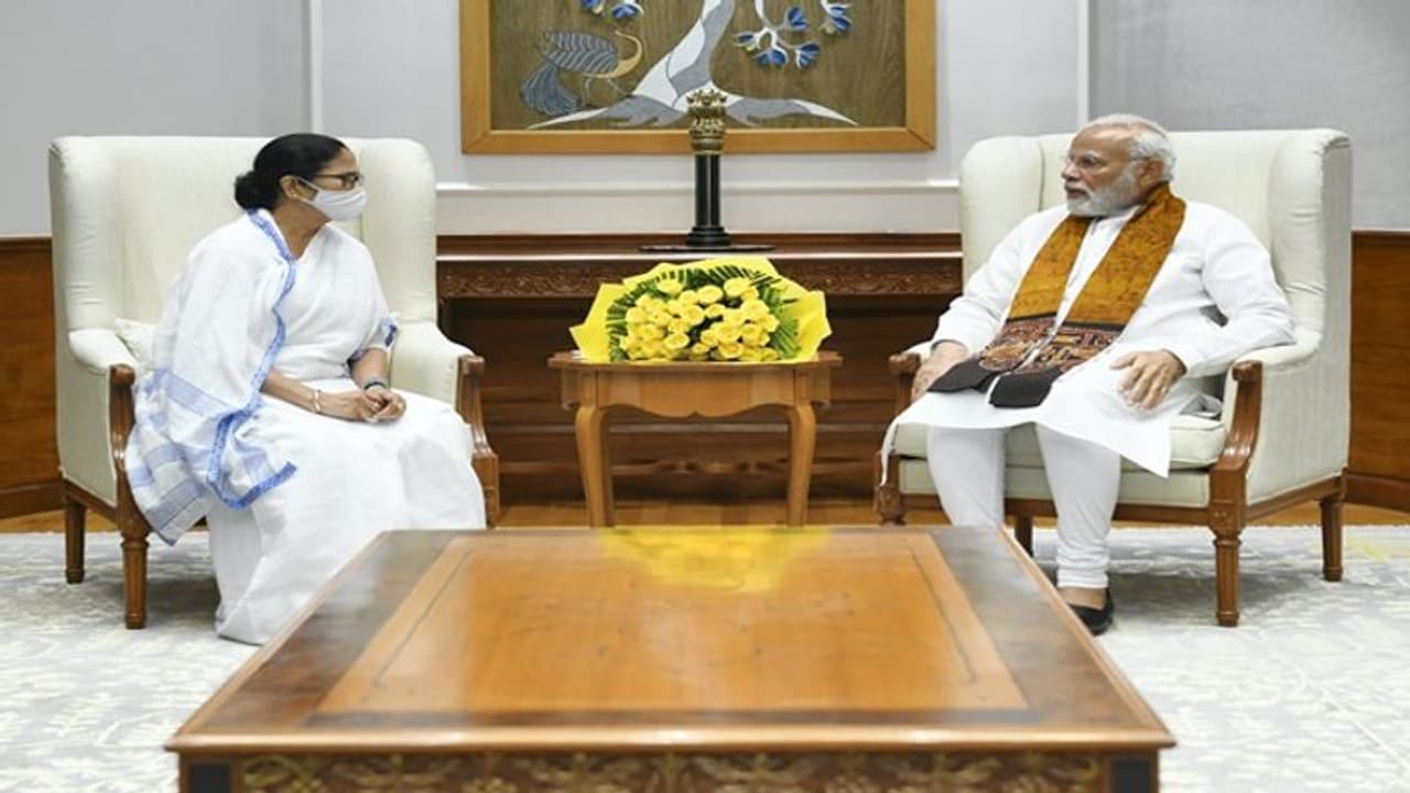 রাজ্যে ইডি, সিবিআই তদন্ত রুখতে ‘আঁতাত’, মোদী মমতা বৈঠক নিয়ে খোঁচা বিরোধীদের রাজ্যে ইডি, সিবিআই তদন্ত রুখতে ‘আঁতাত’, মোদী মমতা বৈঠক নিয়ে খোঁচা বিরোধীদের