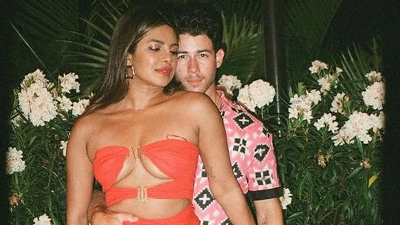 प्रियंका चोपड़ा के साथ रोमांटिक हुए निक जोनस, लोगों को फोटो में दिखा कुछ ऐसा कि उड़ाने लगे मजाक प्रियंका चोपड़ा के साथ रोमांटिक हुए निक जोनस, लोगों को फोटो में दिखा कुछ ऐसा कि उड़ाने लगे मजाक