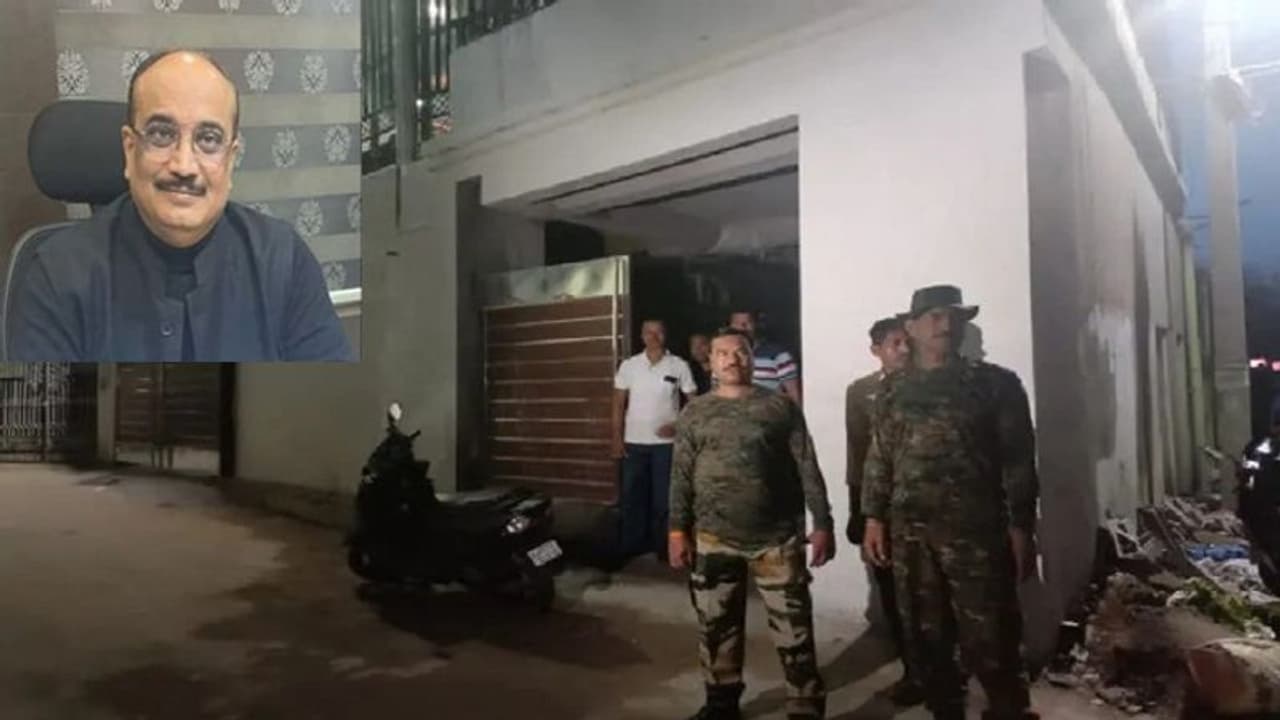 रांची के सीनियर वकील राजीव कुमार की बढ़ी मुश्किलें, बंगाल पुलिस की डिटेक्टिव टीम ने की रेड, कई अहम सबूद बरामद रांची के सीनियर वकील राजीव कुमार की बढ़ी मुश्किलें, बंगाल पुलिस की डिटेक्टिव टीम ने की रेड, कई अहम सबूद बरामद