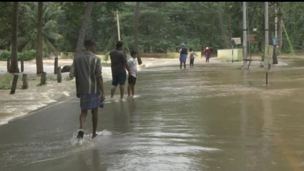 ಕರ್ನಾಟಕದಲ್ಲಿ ಮಳೆ ತಗ್ಗಿದರೂ ಅನಾಹುತಕ್ಕೆ 4 ಸಾವು: ಇಂದೂ ಕೂಡ ಭಾರೀ ಮಳೆ ಕರ್ನಾಟಕದಲ್ಲಿ ಮಳೆ ತಗ್ಗಿದರೂ ಅನಾಹುತಕ್ಕೆ 4 ಸಾವು: ಇಂದೂ ಕೂಡ ಭಾರೀ ಮಳೆ