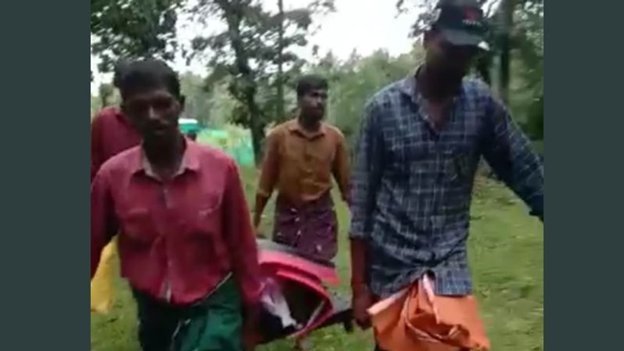 ആനയും കടുവയുമുള്ള കാട്ടിലൂടെ മൃതദേഹവുമായി നടന്നത് രണ്ടുകിലോമീറ്റർ, വെട്ടത്തൂർ ആദിവാസി കോളനിക്ക് വഴി വേണം