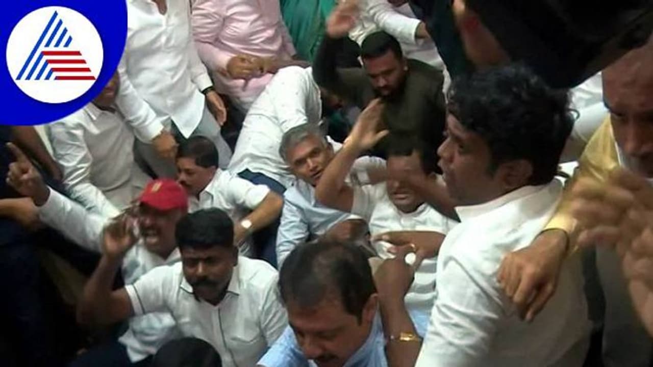 ಬೆಂಗಳೂರು: ಬಿಬಿಎಂಪಿ ಮೀಸಲು ವಿರುದ್ಧ ಕಾಂಗ್ರೆಸ್ ಹೈಡ್ರಾಮಾ..! ಬೆಂಗಳೂರು: ಬಿಬಿಎಂಪಿ ಮೀಸಲು ವಿರುದ್ಧ ಕಾಂಗ್ರೆಸ್ ಹೈಡ್ರಾಮಾ..!