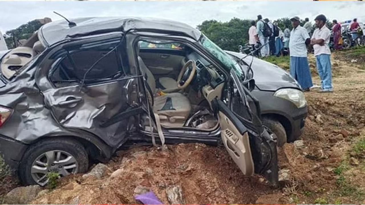 சினிமாவை மிஞ்சிய விபத்து! வாக்கிங் சென்றவர்கள் மீது மோதிய கார்! தூக்கி வீசப்பட்ட 4 பேர் ரத்த வெள்ளத்தில் பலி சினிமாவை மிஞ்சிய விபத்து! வாக்கிங் சென்றவர்கள் மீது மோதிய கார்! தூக்கி வீசப்பட்ட 4 பேர் ரத்த வெள்ளத்தில் பலி