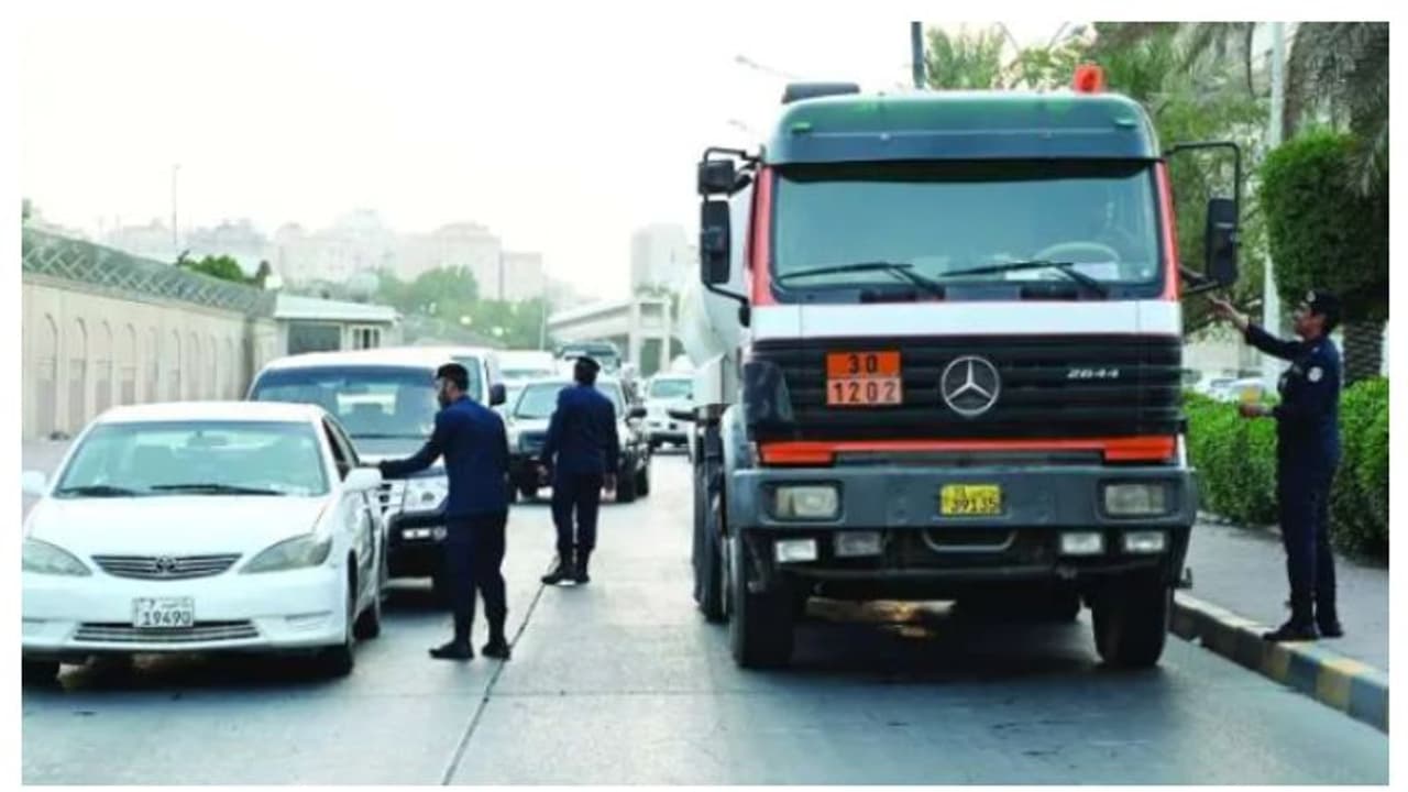 കുവൈത്തില് ലൈസന്സില്ലാതെ വാഹനമോടിച്ച അഞ്ച് പ്രവാസികള് പിടിയില്; 2,100 ഗതാഗത നിയമലംഘനങ്ങള് കണ്ടെത്തി കുവൈത്തില് ലൈസന്സില്ലാതെ വാഹനമോടിച്ച അഞ്ച് പ്രവാസികള് പിടിയില്; 2,100 ഗതാഗത നിയമലംഘനങ്ങള് കണ്ടെത്തി