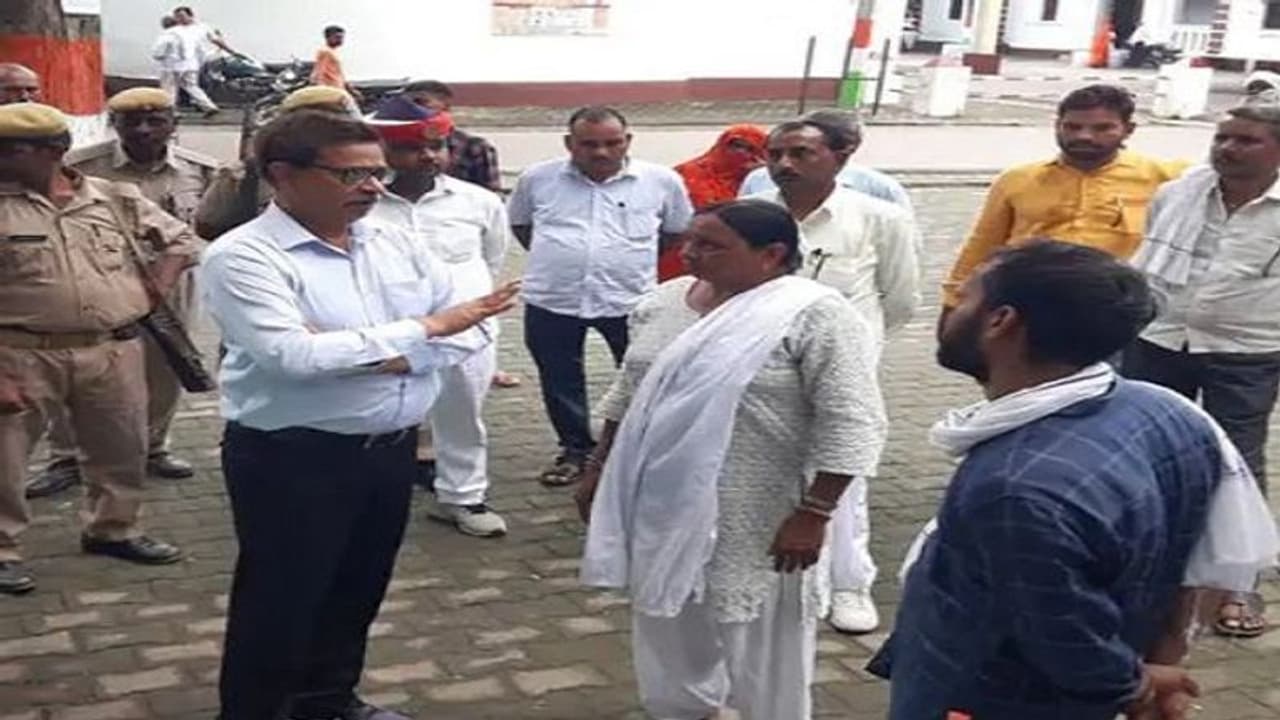 इटावा में 18 साल से लापता पति को वापस लाने के लिए महिला ने दिया धरना, SDM के सामने रो रोकर की न्याय की मांग