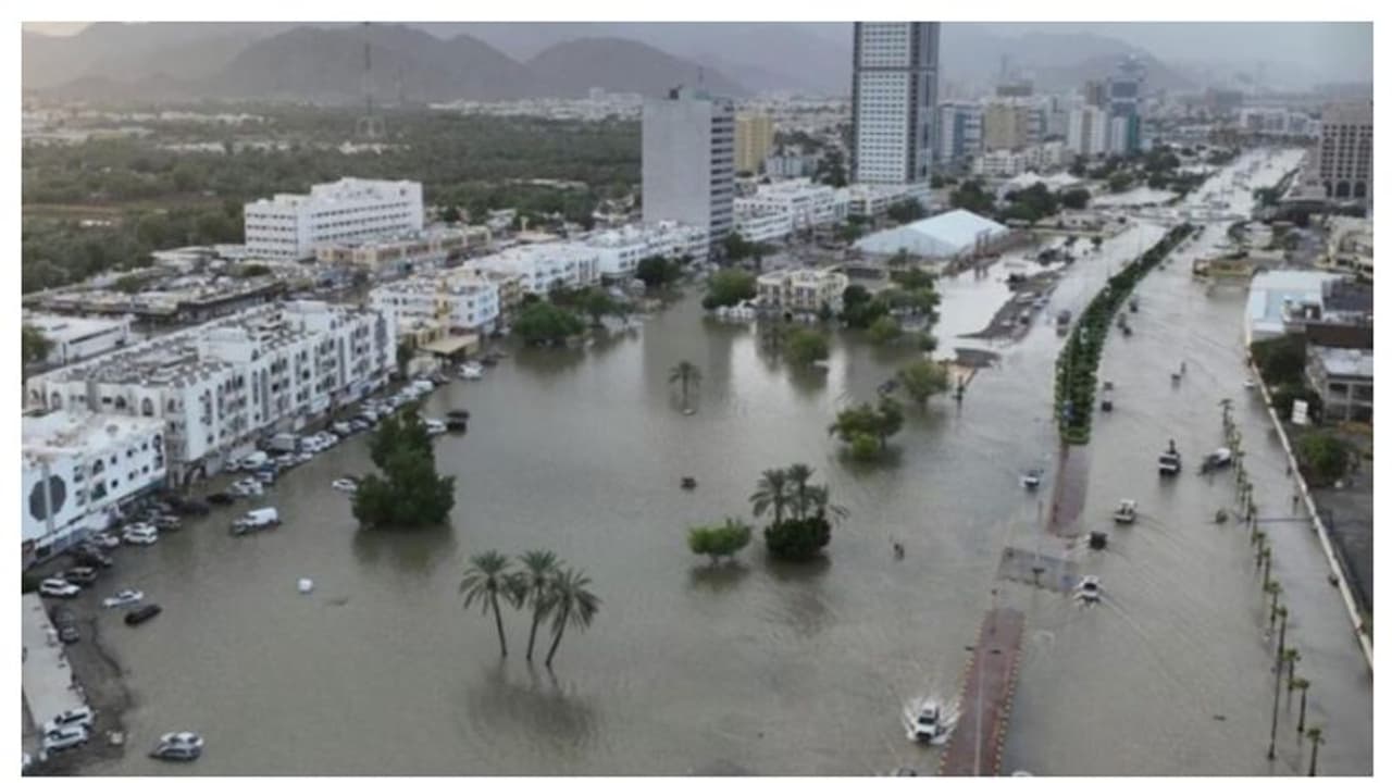 മഴക്കെടുതി; നാശനഷ്ടം വിലയിരുത്താന് ഫുജൈറയില് സര്വേ മഴക്കെടുതി; നാശനഷ്ടം വിലയിരുത്താന് ഫുജൈറയില് സര്വേ
