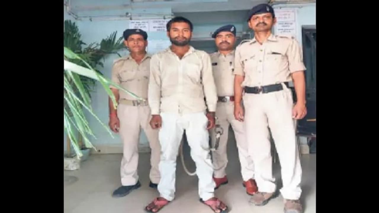 ऑन लाइन जॉब खोजते खोजते बना डिजिटल लुटेरा, 'भाई' की सालाना कमाई का आप अंदाजा नहीं लगा सकते ऑन लाइन जॉब खोजते खोजते बना डिजिटल लुटेरा, 'भाई' की सालाना कमाई का आप अंदाजा नहीं लगा सकते