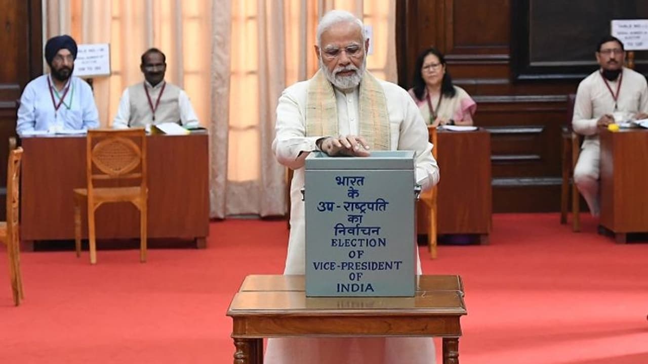 ಉಪರಾಷ್ಟ್ರಪತಿ ಚುನಾವಣೆ, ಪ್ರಧಾನಿ ಮೋದಿ, ಮಾಜಿ ಪ್ರಧಾನಿ ಸಿಂಗ್ ಸೇರಿ ಗಣ್ಯರ ಮತದಾನ!