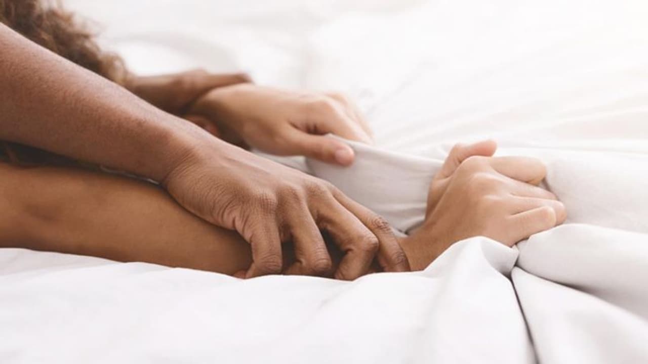 बेडरूम में पत्नी संग प्यार करते हुए आउट ऑफ कंट्रोल हुआ शख्स, हालत देख डॉक्टर भी हैरान बेडरूम में पत्नी संग प्यार करते हुए आउट ऑफ कंट्रोल हुआ शख्स, हालत देख डॉक्टर भी हैरान