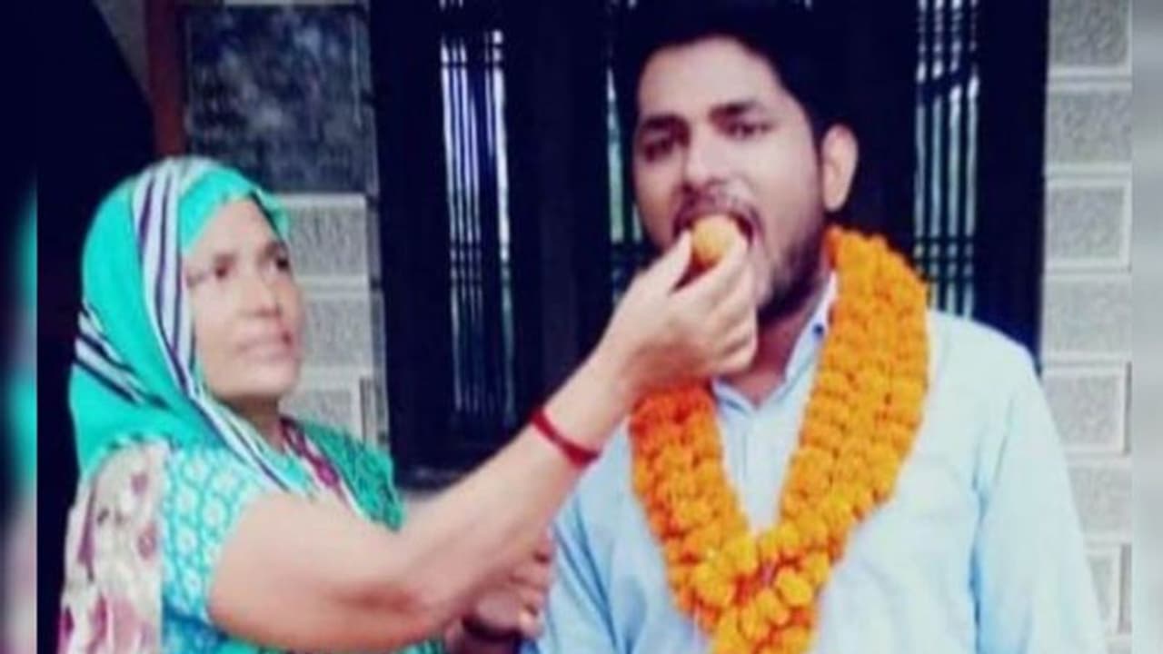 अयोध्या में इस मां ने चाय बेचकर बेटे को बनाया साइंटिस्ट, तमाम परेशानियों के बीच ऐसे तय किया सफलता का रास्ता अयोध्या में इस मां ने चाय बेचकर बेटे को बनाया साइंटिस्ट, तमाम परेशानियों के बीच ऐसे तय किया सफलता का रास्ता