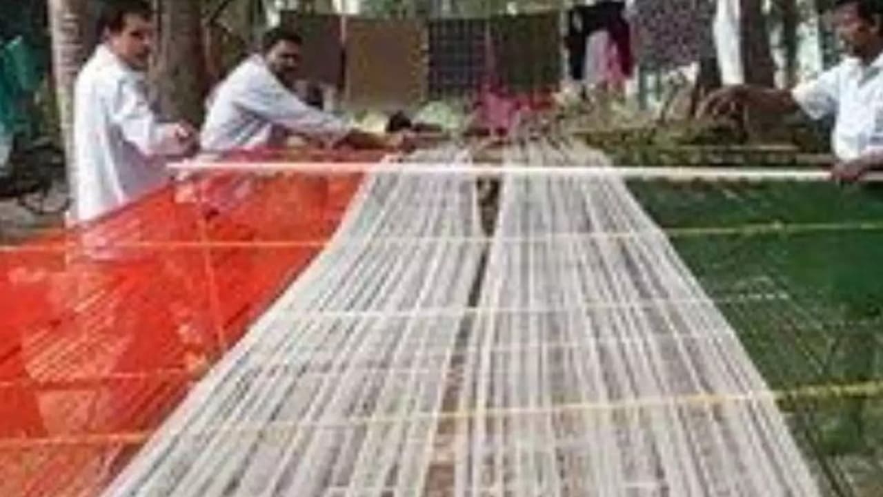  குடியிருந்த வீட்டை விற்று தேசிய கொடி.. மெய் சிலிர்க்கவைக்கும் நெசவாளியின் தேசபக்தி. மோடிக்கு ஒற்றை கோரிக்கை. 