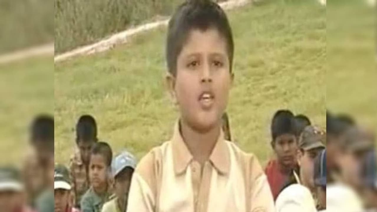 ছোট্ট এই ছেলেটি এখন বলিউডের নয়া হার্টথ্রব, যার প্রেমে পাগল নব্য নায়িকাদের দল ছোট্ট এই ছেলেটি এখন বলিউডের নয়া হার্টথ্রব, যার প্রেমে পাগল নব্য নায়িকাদের দল