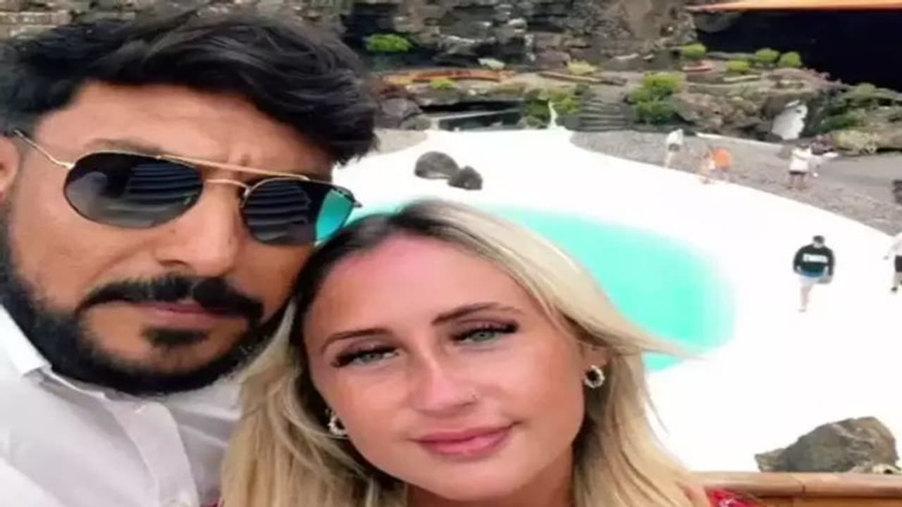 छुट्टी मनाने गई लड़की को गार्ड से हो गया प्यार, समंदर के किनारे से शुरू हुई अनोखी प्रेम कहानी छुट्टी मनाने गई लड़की को गार्ड से हो गया प्यार, समंदर के किनारे से शुरू हुई अनोखी प्रेम कहानी