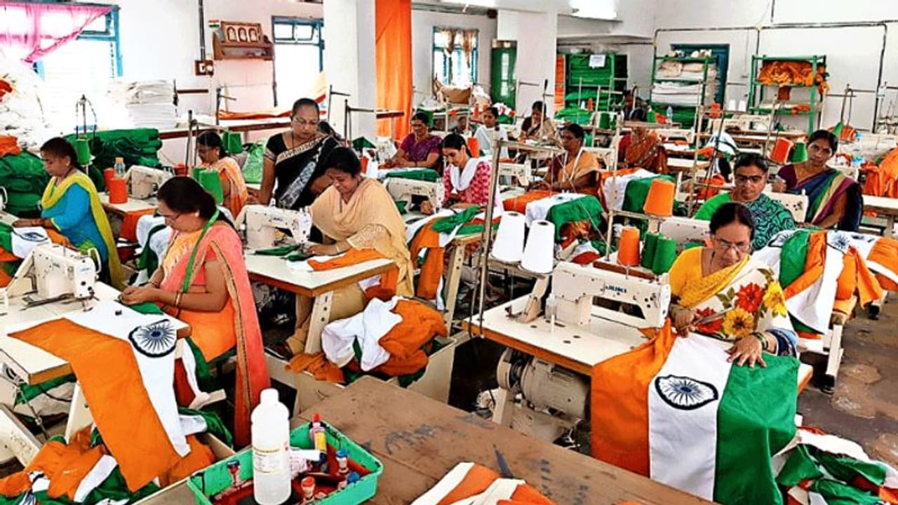 20 രൂപ മുതൽ 120 രൂപ വരെയുള്ള ദേശീയ പതാകകൾ; കോടികൾ വരുമാനം നേടാൻ കുടുബശ്രീ 20 രൂപ മുതൽ 120 രൂപ വരെയുള്ള ദേശീയ പതാകകൾ; കോടികൾ വരുമാനം നേടാൻ കുടുബശ്രീ