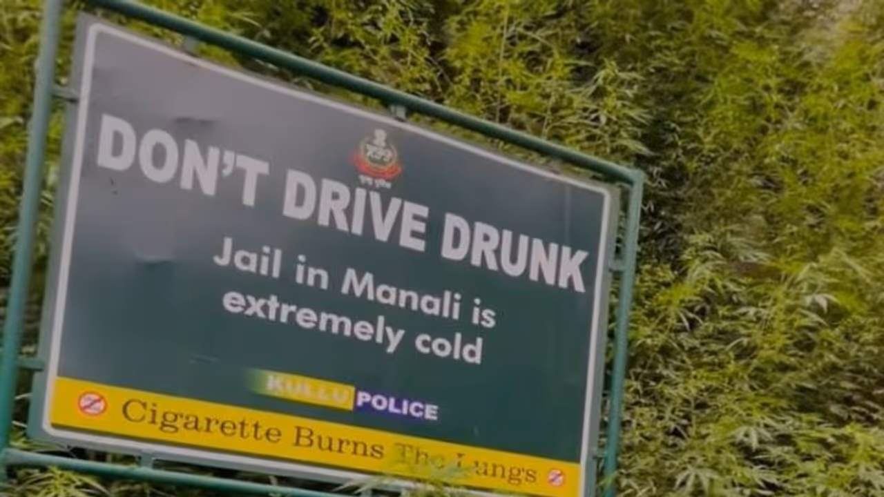 कुल्लू पुलिस का विज्ञापन बोर्ड हो रहा वायरल... लोगाें को दी वार्निंग बेहद ठंडी होती है मनाली की जेल कुल्लू पुलिस का विज्ञापन बोर्ड हो रहा वायरल... लोगाें को दी वार्निंग बेहद ठंडी होती है मनाली की जेल