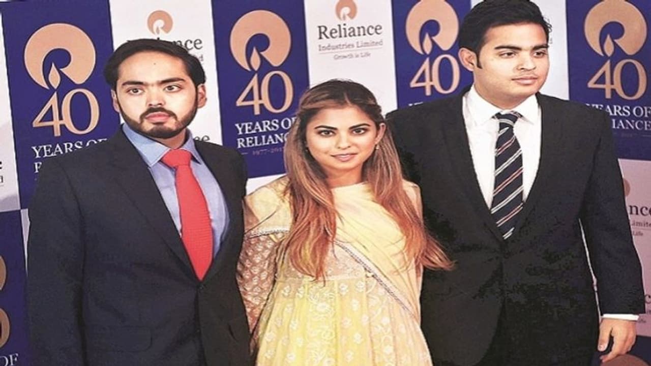 రిలయన్స్ రిటైల్ బిజినెస్ హెడ్ గా ఇషా అంబానీ, RIL AGMలో పరిచయం చేసిన ముఖేష్ అంబానీ.. రిలయన్స్ రిటైల్ బిజినెస్ హెడ్ గా ఇషా అంబానీ, RIL AGMలో పరిచయం చేసిన ముఖేష్ అంబానీ..