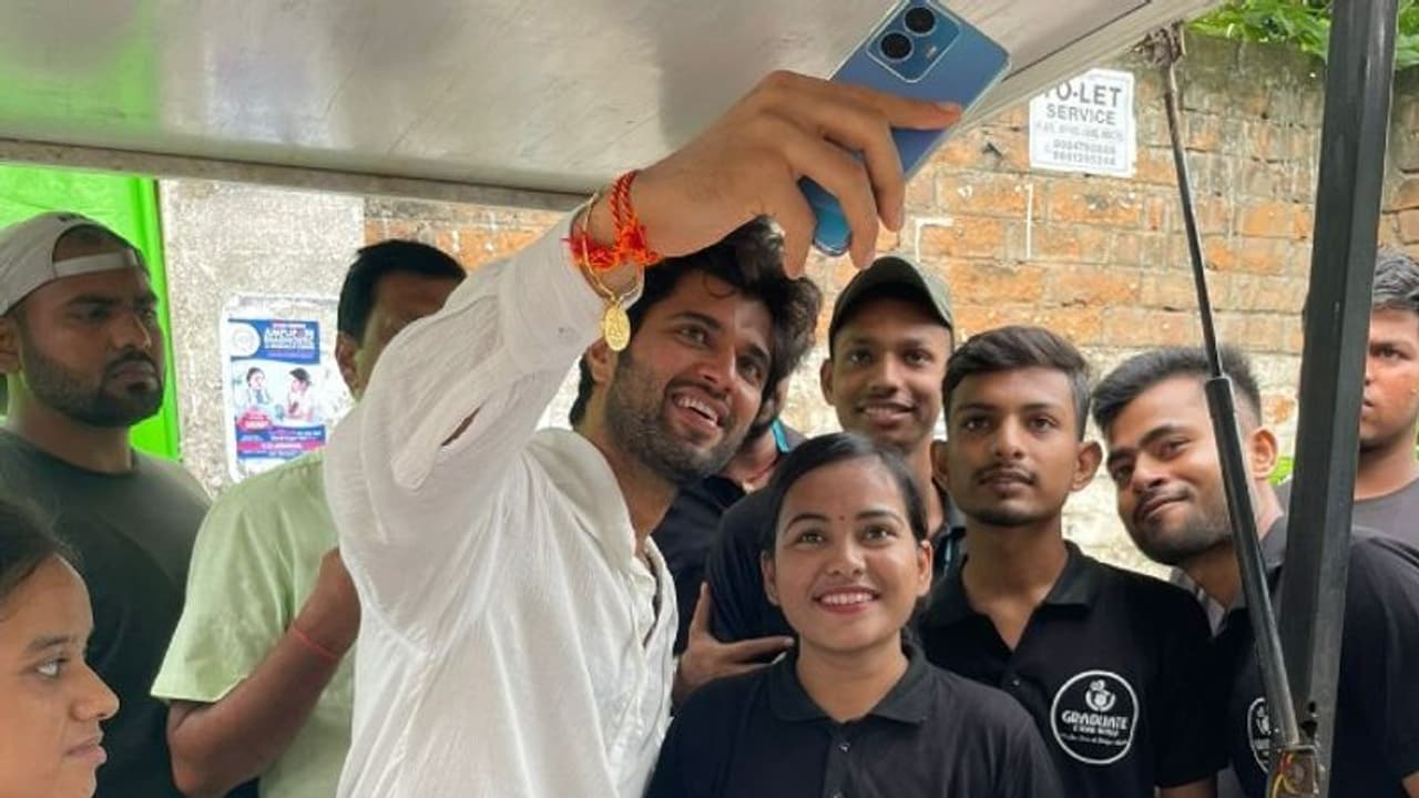 టీ స్టాల్ లో సందడి చేసిన విజయ్ దేవరకొండ, రౌడీ హీరో సరికొత్తగా లైగర్ ప్రమోషన్స్ టీ స్టాల్ లో సందడి చేసిన విజయ్ దేవరకొండ, రౌడీ హీరో సరికొత్తగా లైగర్ ప్రమోషన్స్